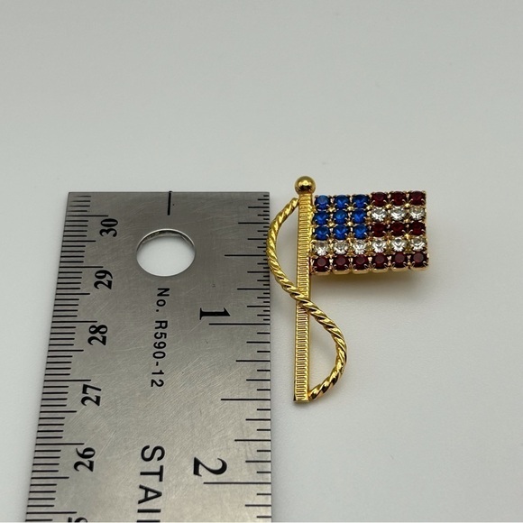 Vintage USA American Rhinestone Red White and Blue Flag Small Brooch Patriotic - Picture 4 of 4